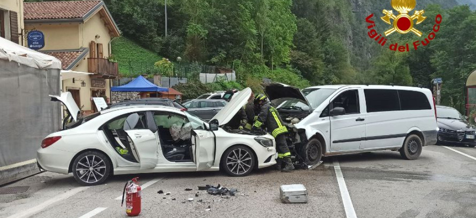 Violento frontale sulla regionale, traffico bloccato per oltre un'ora: due persone portate in ospedale
